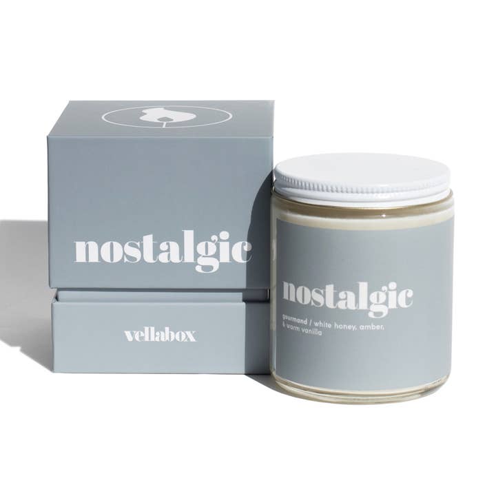 Nostalgico | Candela di soia in barattolo trasparente da 8 once per la vendita all'ingrosso da parte di Vella & Co. by Vellabox