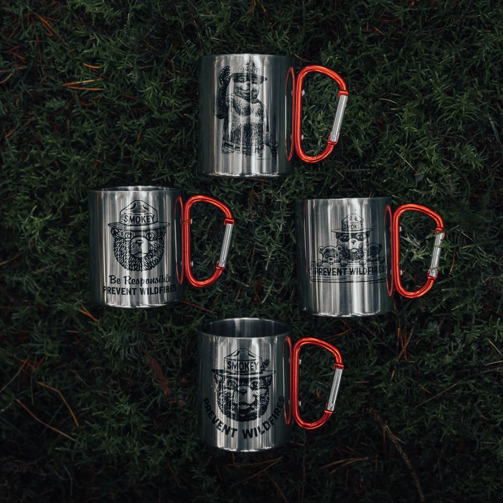 Tiny Print Shop – Großhandel Kaffeebecher – Smokey Bear Campingbecher aus Stahl mit Karabiner4