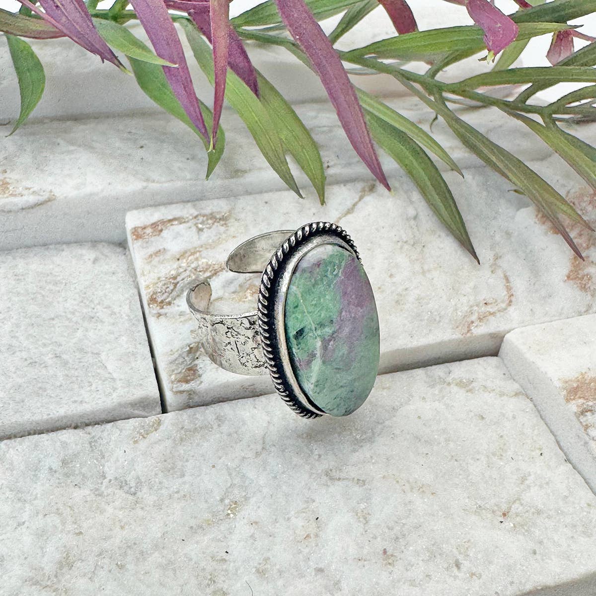 Anju Jewelry - Venta al por mayor Anillos grandes/de cóctel - Anillo de piedra semipreciosa Kashi hecho a mano - Rubí Zoisita