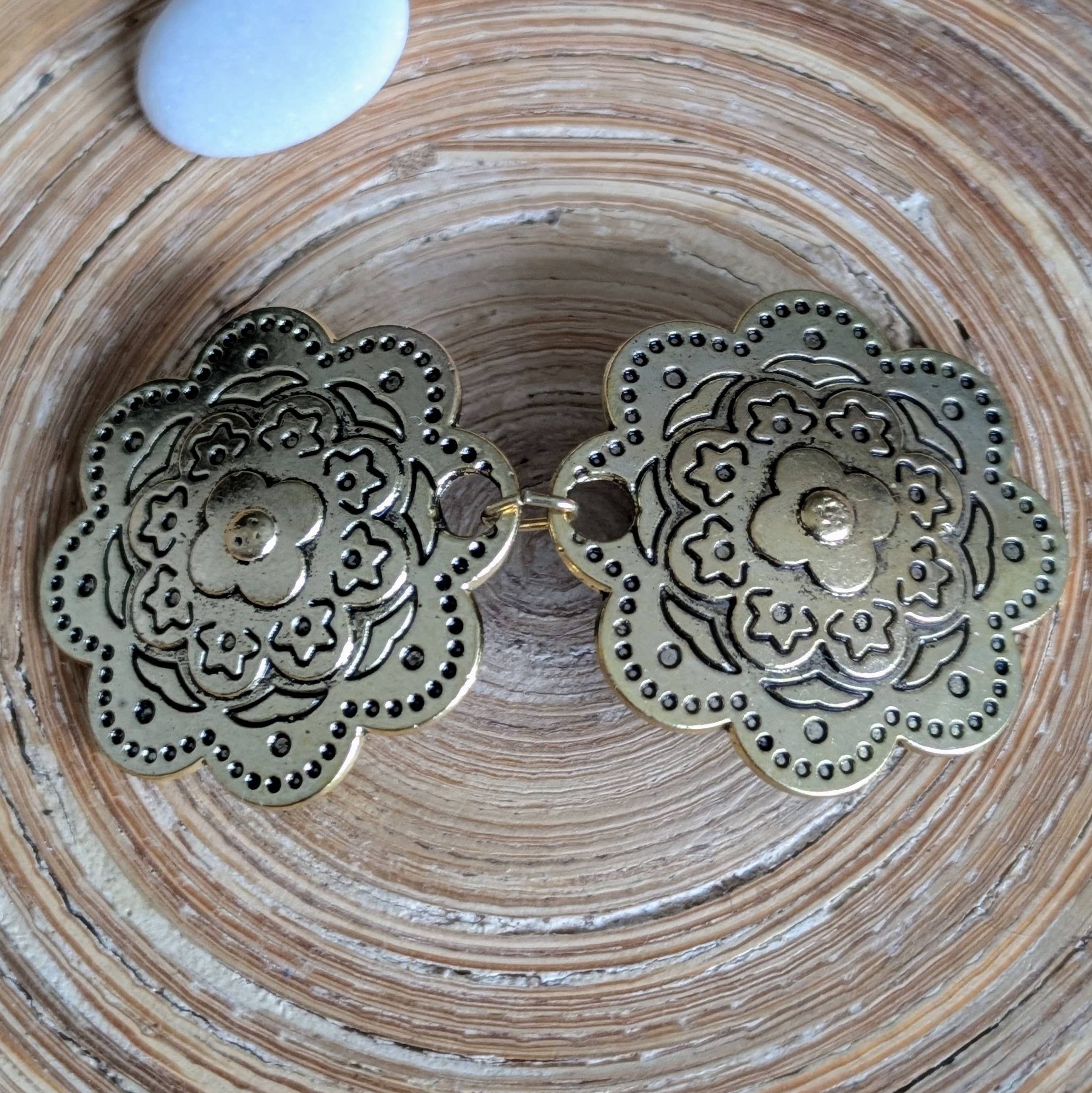 Cristina SJ creative shop - Wholesale Broche - Gouden sluiting van lagen en sjaal, Arabische tekening, jassluiting8