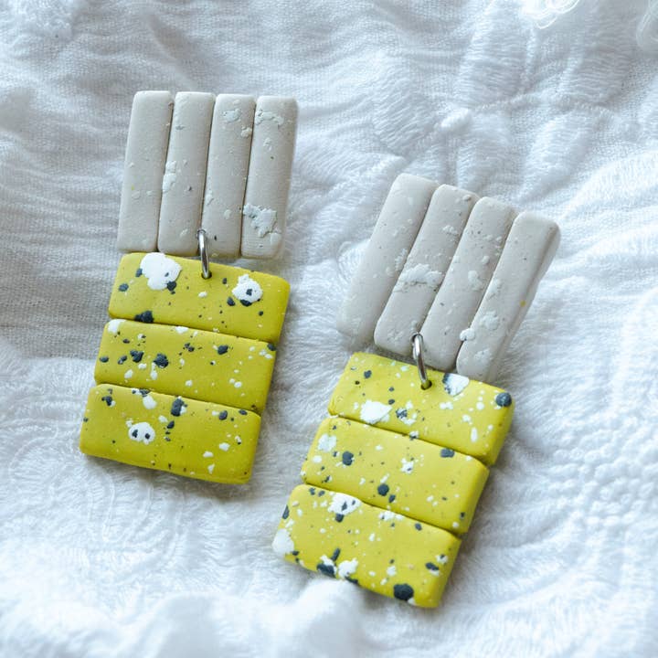 Boucles d'oreilles pendantes rectangulaires mouchetées pour la vente par Eleven Suns Jewelry