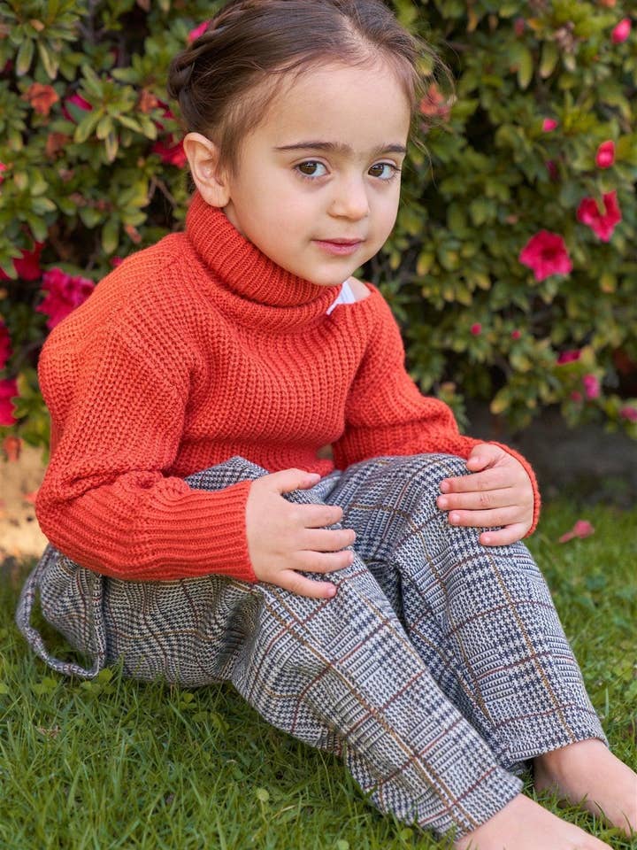 Tasha Apparel Wholesale - Vente Pull en maille – enfant - Pull à col roulé en tricot côtelé à manches et épaules découpées pour petites filles5