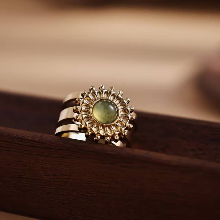 Revelari – wholesale Cocktail/statement ring – Gold Ring with Sunflower Design and Green Gemstone3