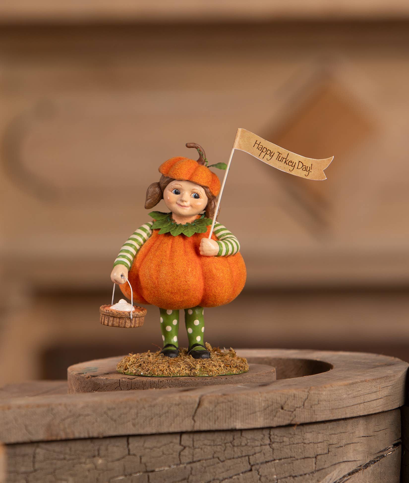 Bethany Lowe Designs - Wholesale Decorative Figurine - Petunia Pumpkin Pie0