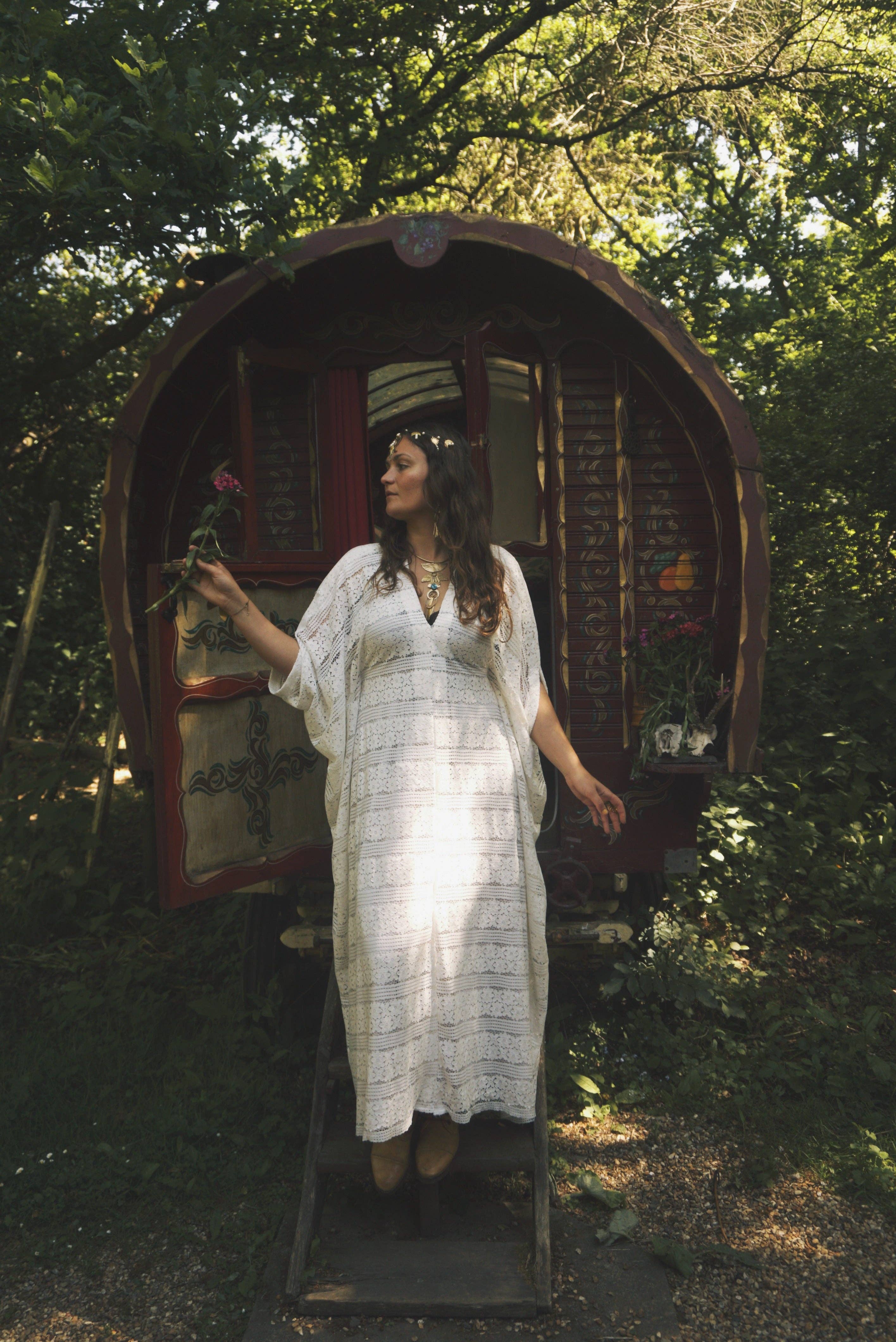 Fumbalinas - Vente Caftan – femme - Robe Caftan en Dentelle Blanche à Rayures Luna Veil1