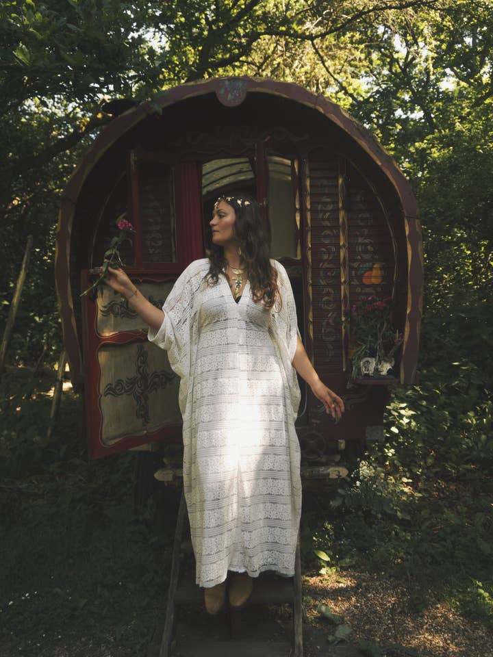 Fumbalinas - Vente Caftan – femme - Robe Caftan en Dentelle Blanche à Rayures Luna Veil1