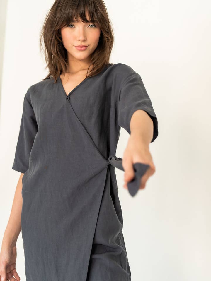 Robe portefeuille en lin pour la vente par Recollection Brand