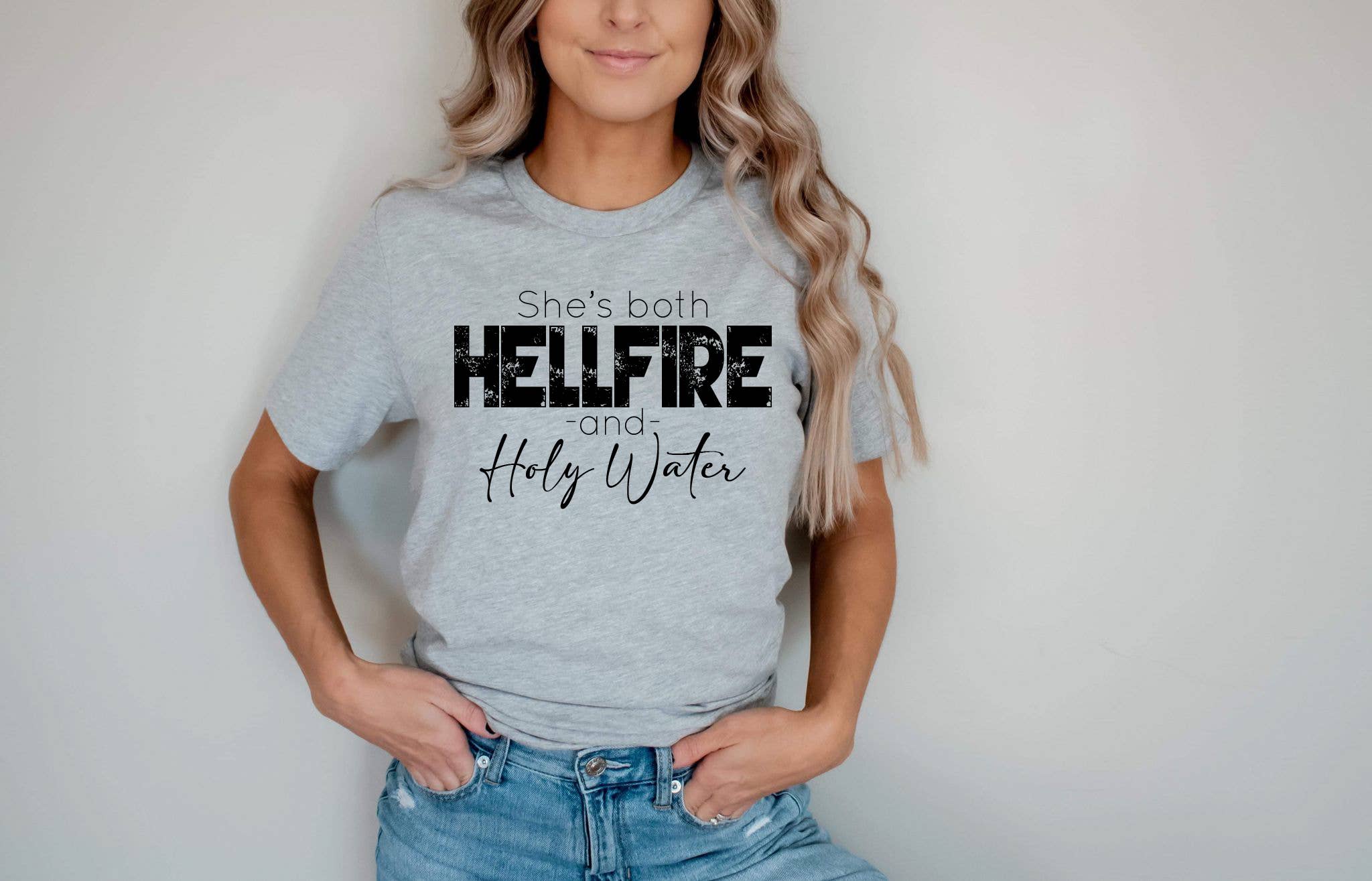Southern Attitude Designs Inc – Engroshandel T-shirt med print - Dame – Hellfire og Hellige Vand
