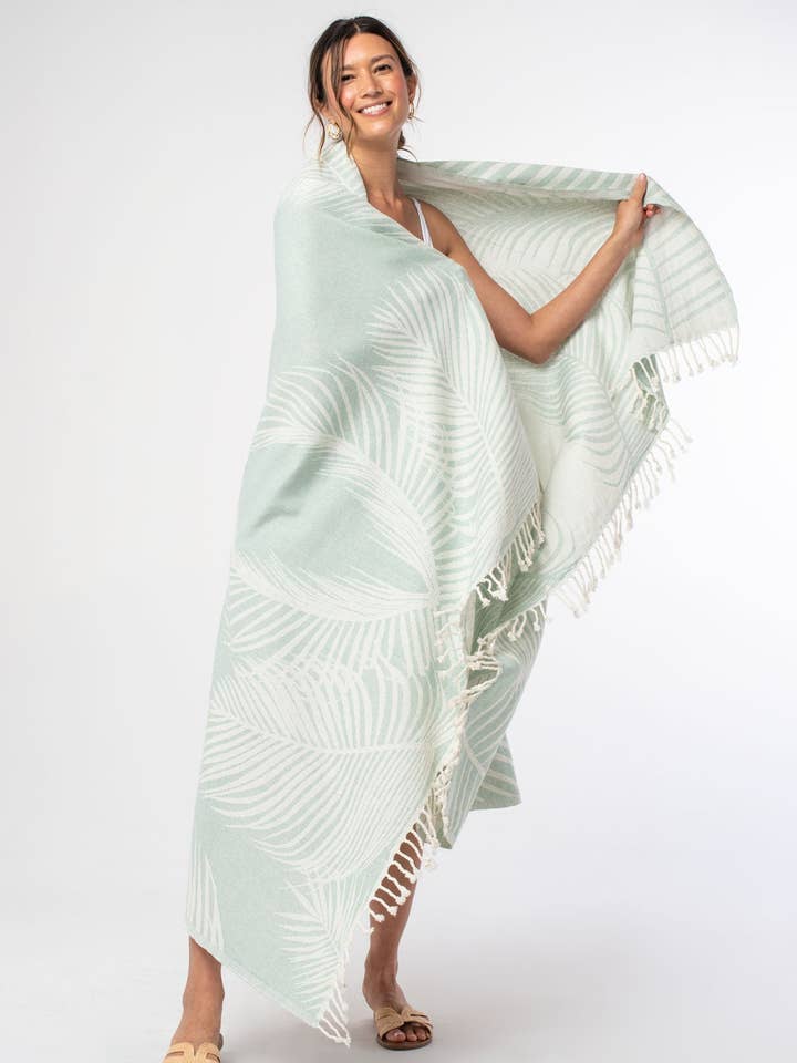 Serviette de plage surdimensionnée à motif de feuilles pour la vente par Lovestitch