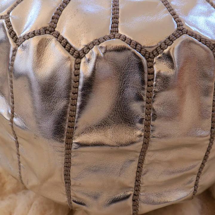 Néda – Großhandel Pouf – Marokkanischer Silberner Ottoman-Pouf aus veganem Leder2