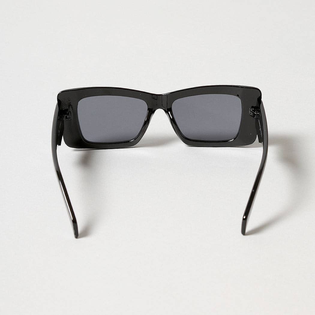 12 COLORI ASSORTITI Occhiali da sole da donna con montatura rettangolare audace in vendita all'ingrosso su Faire12