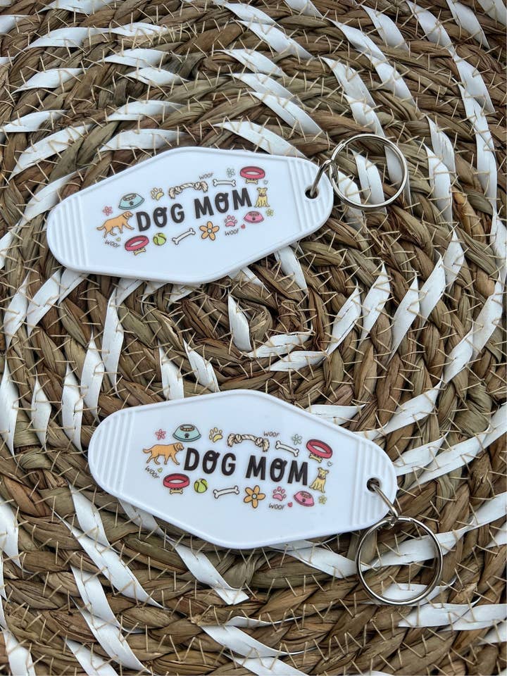 Dog Mom Motel sleutelhanger voor wholesale door ShopCassiesCrafts