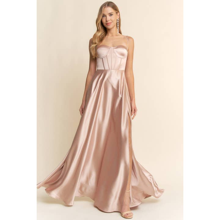 ROBE EN SATIN À ENCOLURE CŒUR pour la vente par Maniju