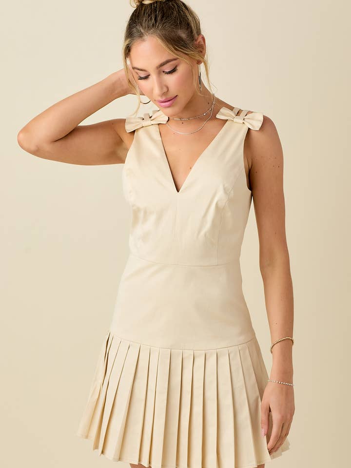 Schleifenverziertes, trägerloses Kleid mit plissiertem Rock und Trägern. für den Großhandel von BABY PINK