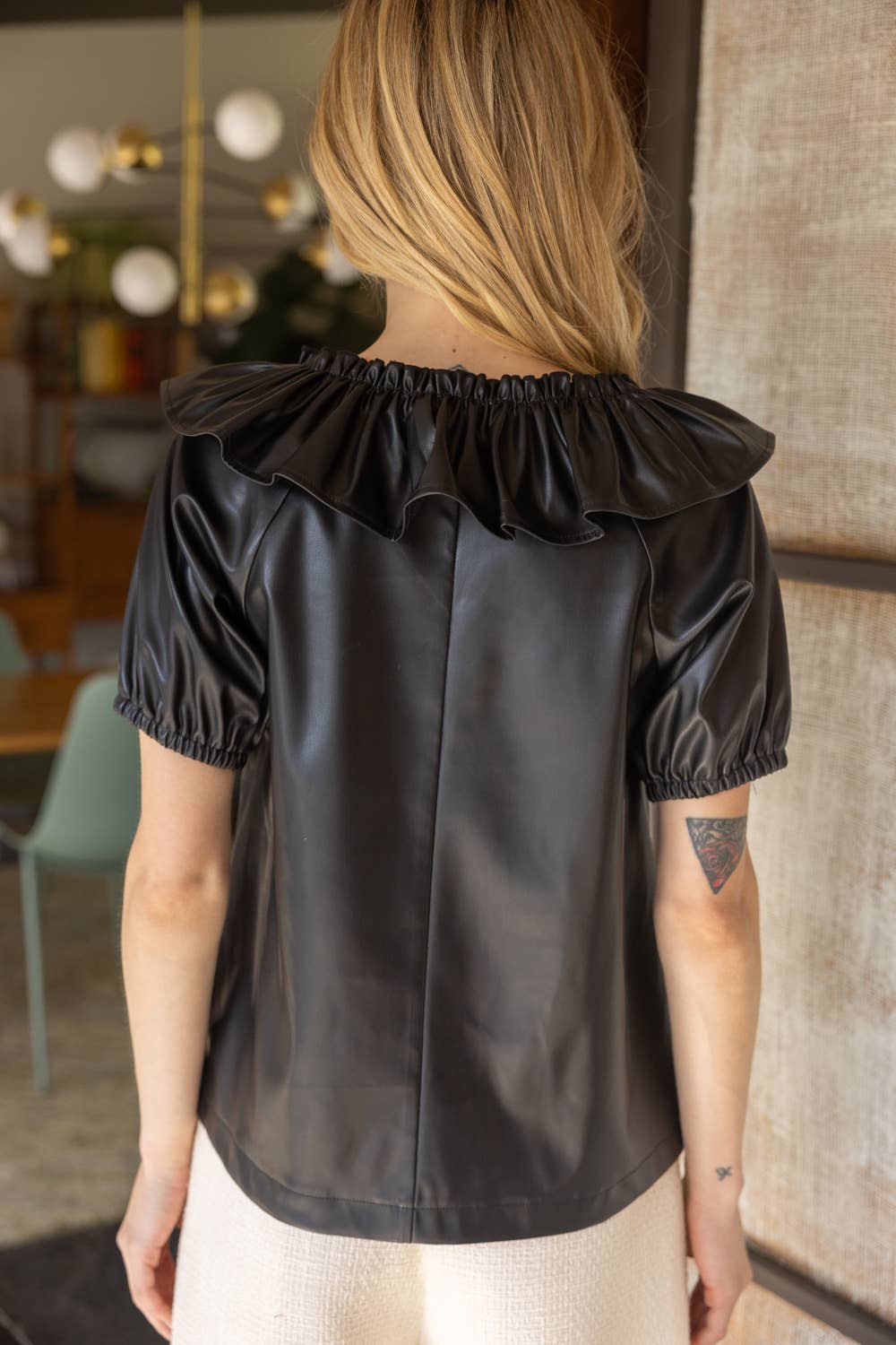 Schwarz 33147 Oberteil aus Kunstleder mit breitem Rüschen und V-Ausschnitt für den Großhandel auf Faire9