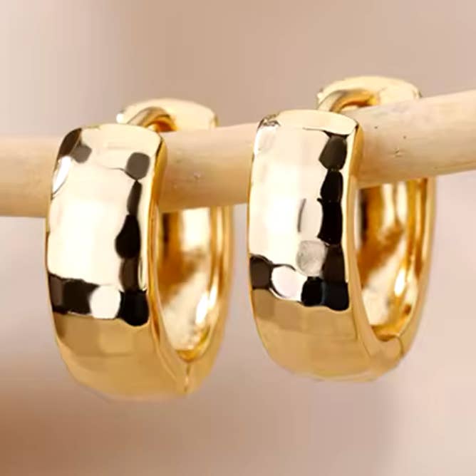 Créoles martelées en argent sterling .925 plaqué or 14k, 15 mm pour la vente par Sutter Sisters Wholesale