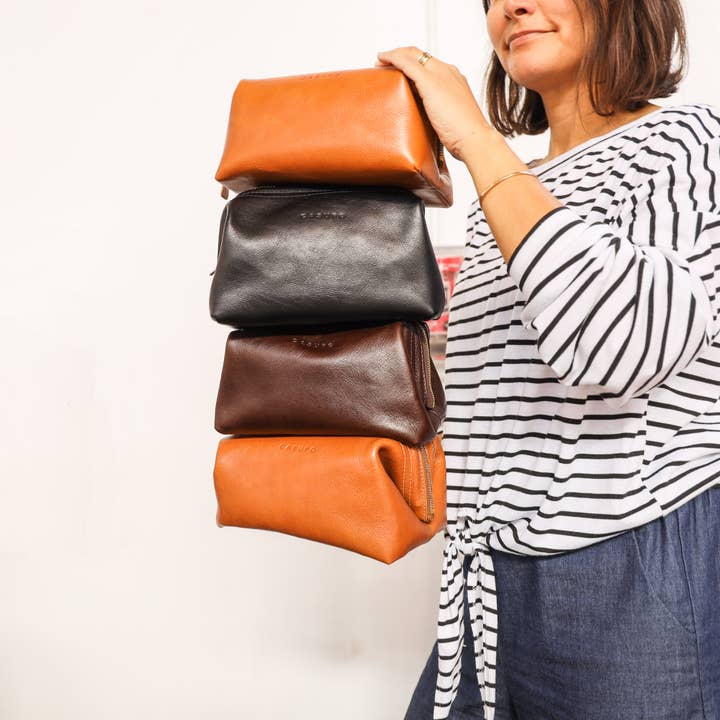 Leather Toiletry Bag - Men's Grooming Kit - Gift for Travel for wholesale by CASUPO