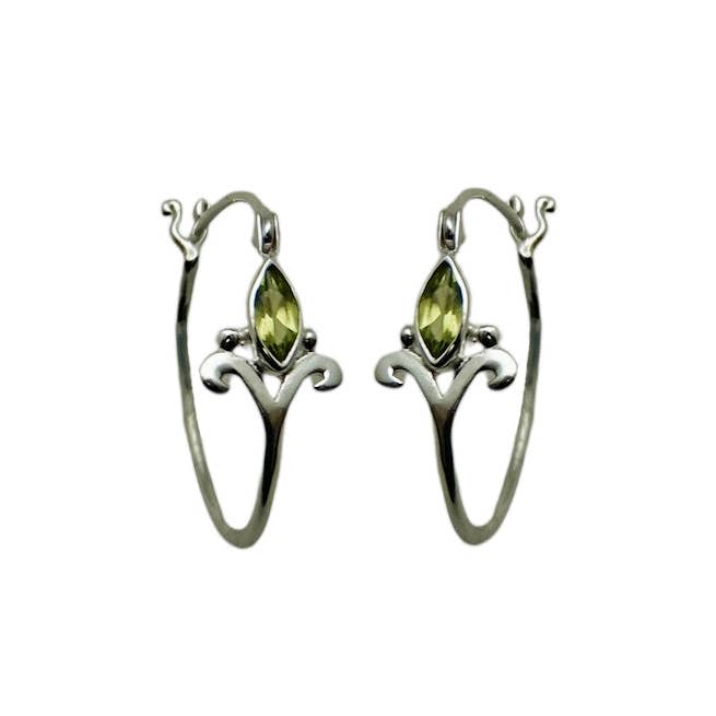(SP109PE) Peridot Petite Krone Hoops for engroshandel hos Vera Wolf