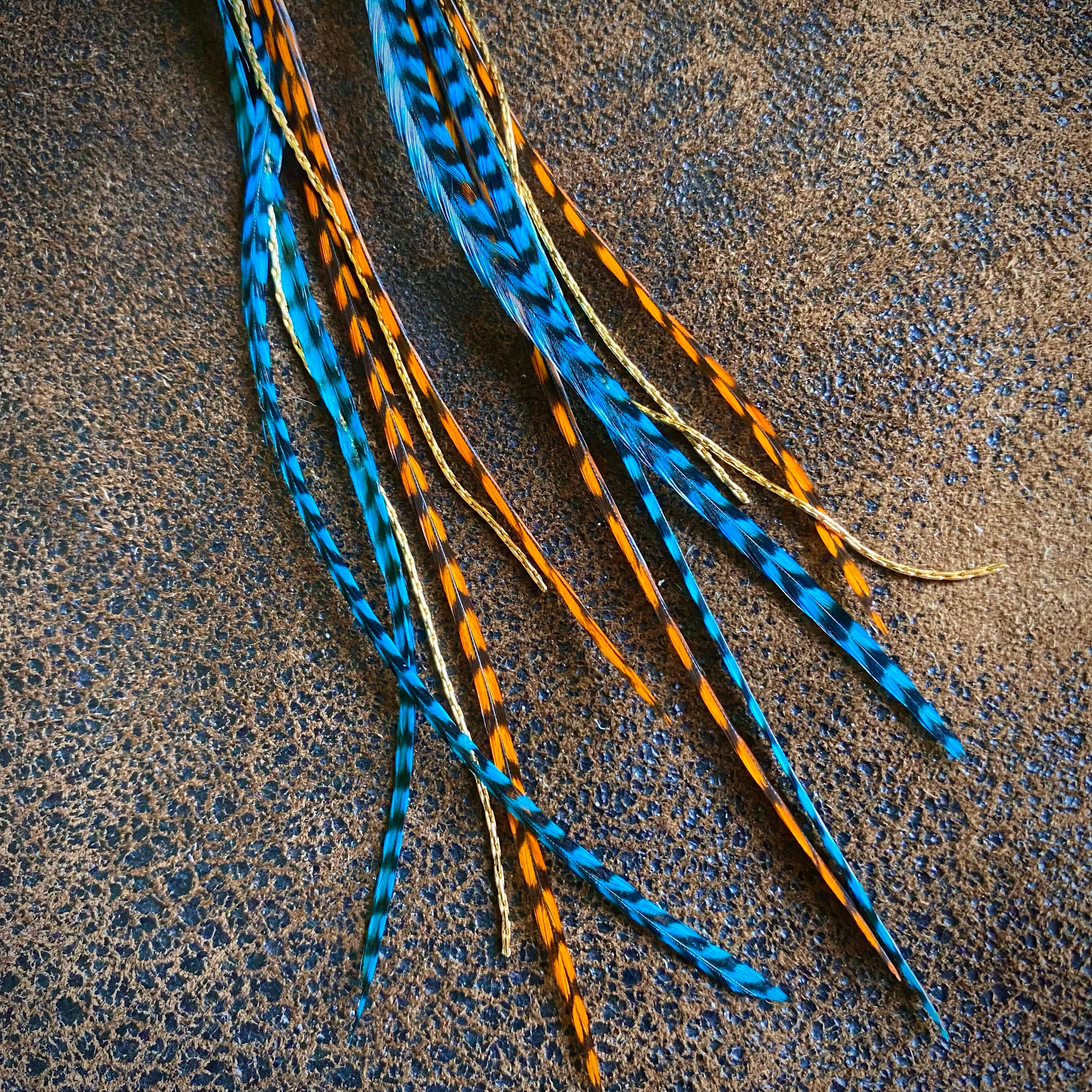 Grizzly naranja y grizzly turquesa/dorado Pendientes mini de plumas - Grizzly naranja y Grizzly turquesa de venta al por mayor en Faire2
