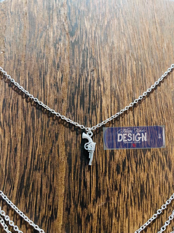 Revolver Charm-halsband för wholesale av Moon Rae Design Co