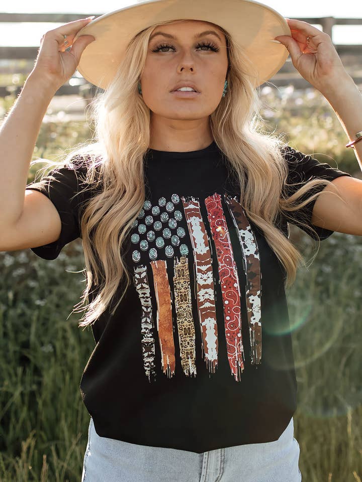 Noir T-shirt graphique noir avec drapeau de l'Amérique de l'Ouest en vente sur Faire1