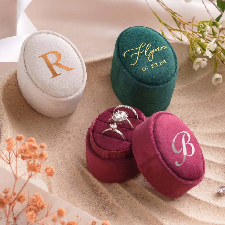 Boîte à bagues triple ovale en velours – 11 couleurs pour la vente par Avadir and Co
