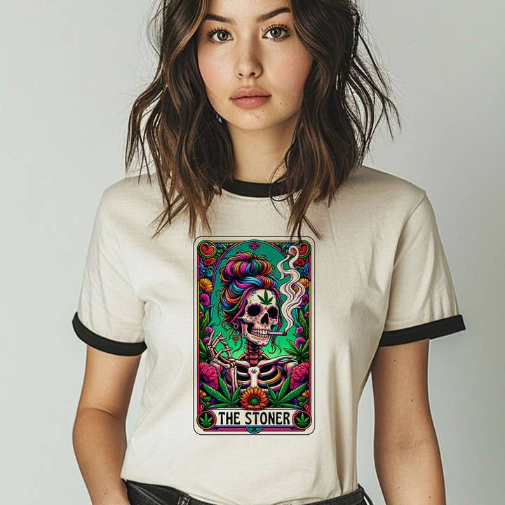 Le T-shirt Amusant à Manches Courtes Stoner Tarot Squelette Cannabis pour la vente par House Of Rodan