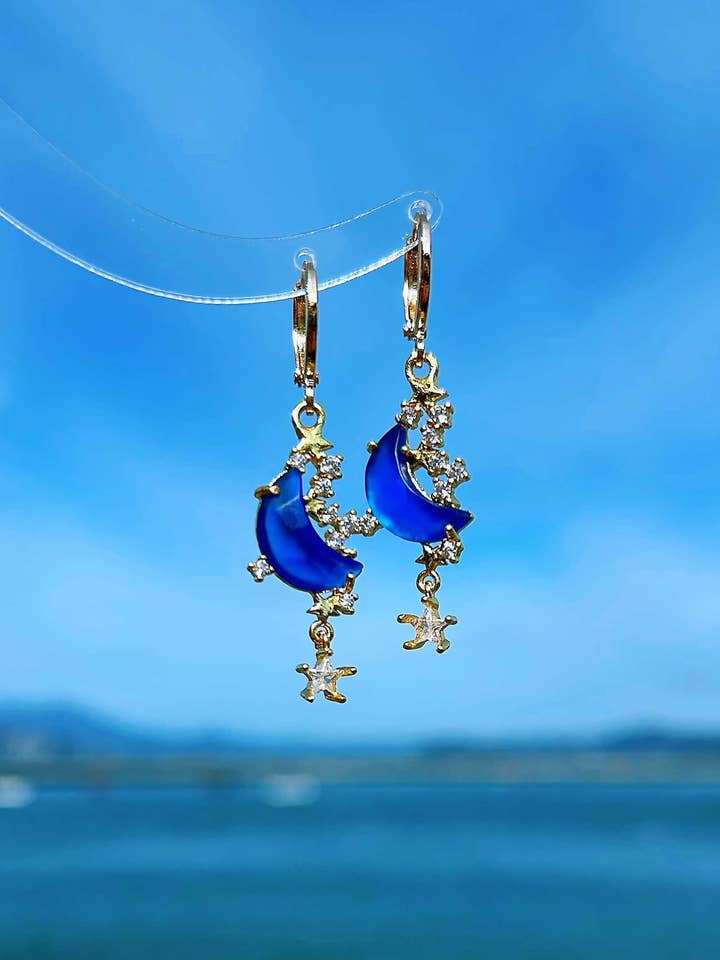 Fina Blå Måneörhängen för wholesale av HolyGuacamolly