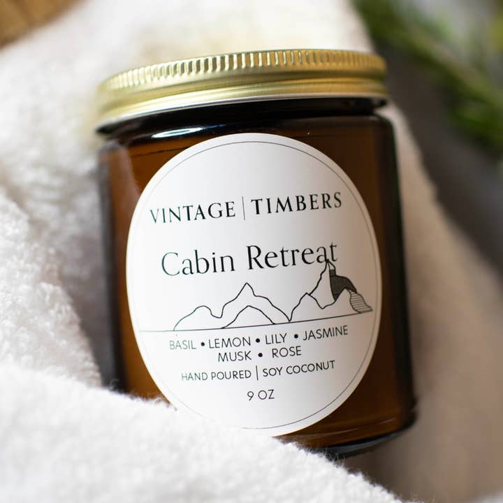 Cabin Retreat 9 Unzen Soja-Kokosnusskerze für den Großhandel von Vintage Timbers Candle by Lola & Dunelly