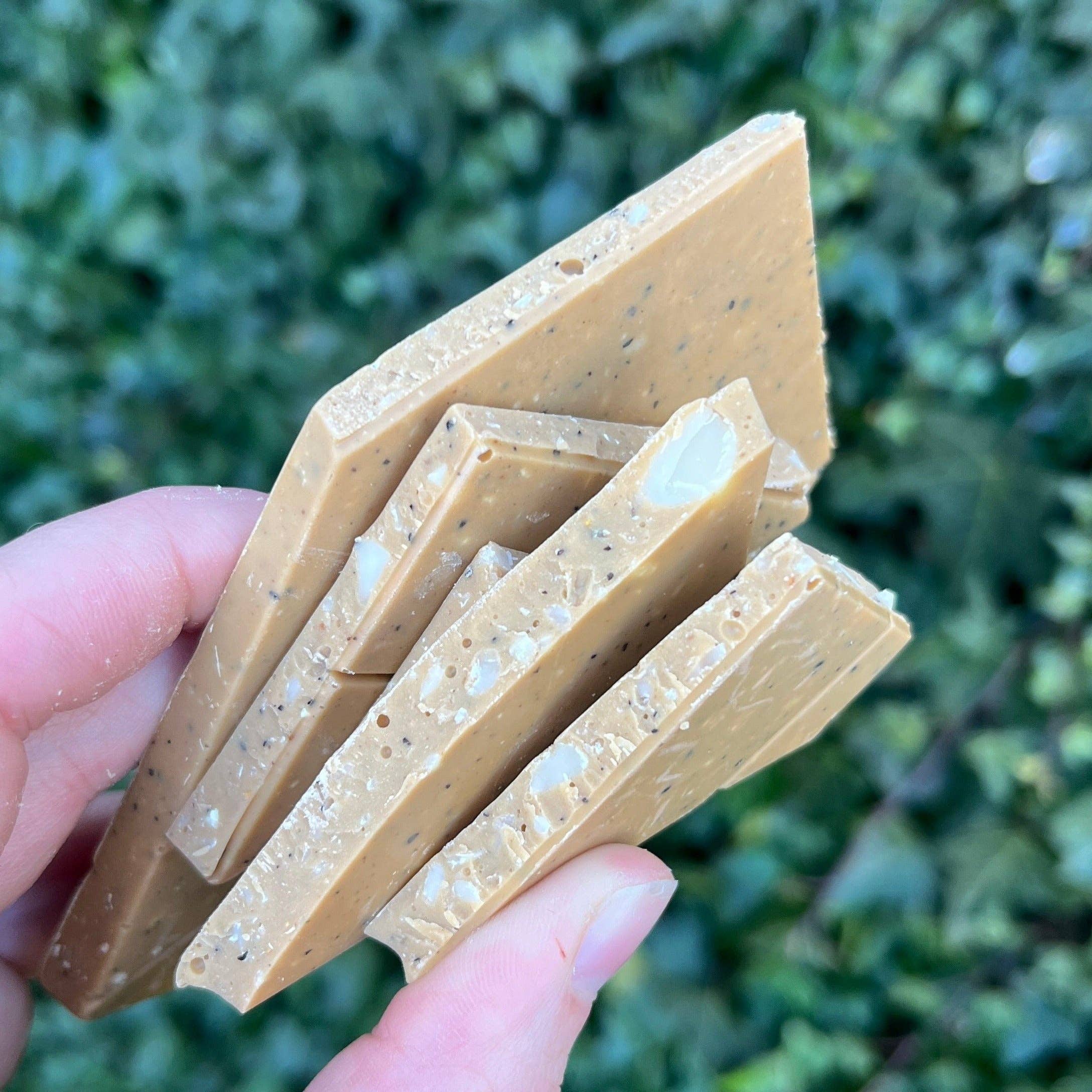 Studio Cocoa – wholesale Chokladkaka – Karamell Macadamia och Wattleseed Tablett (chokladblock)2