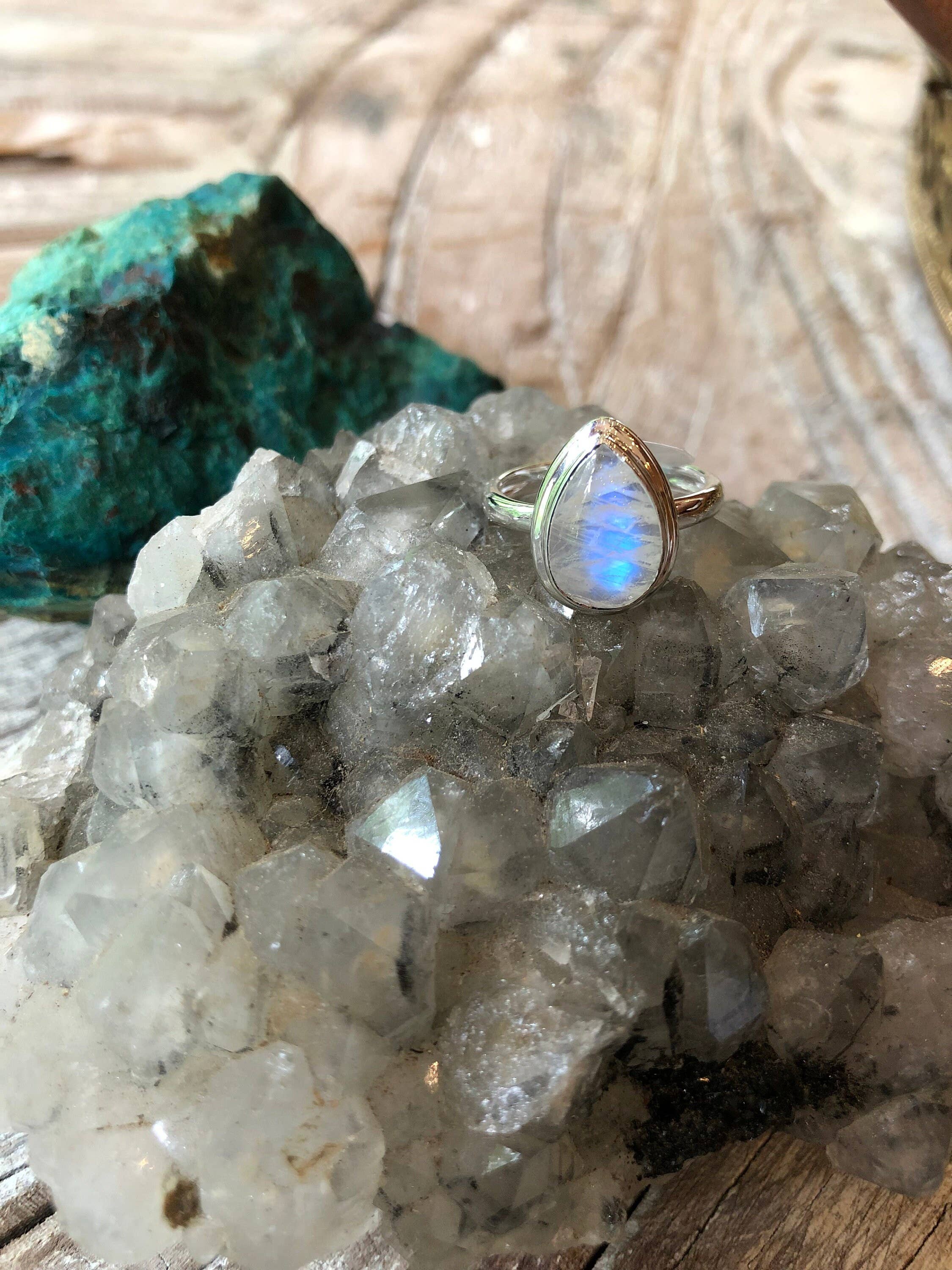 Farmhouse Moon - Vente Bague de cocktail/de cérémonie - Bague tendance en argent sterling arc-en-ciel Moonstone faite à la main3