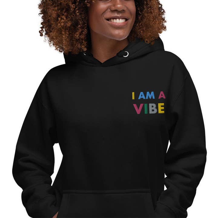 Besticktes Unisex-Sweatshirt mit Kapuze für Erwachsene I Am A Vibe für den Großhandel von Artifacts of Joy