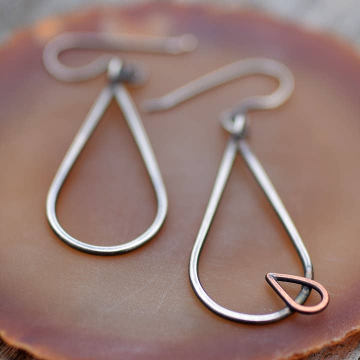 Hängeohrringe in Tropfenform, groß für den Großhandel von Erin Austin Design