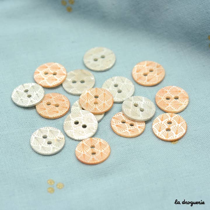 "Clam shell button" 15 mm for wholesale by LA DROGUERIE