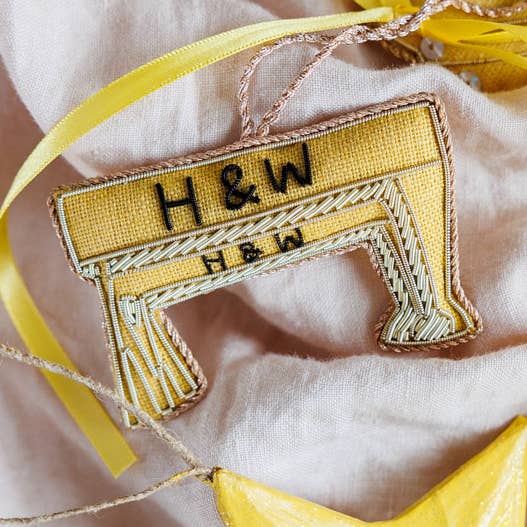 Decorazione natalizia artigianale irlandese con gru del cantiere navale di Belfast per la vendita all'ingrosso da parte di Katie Larmour Linen