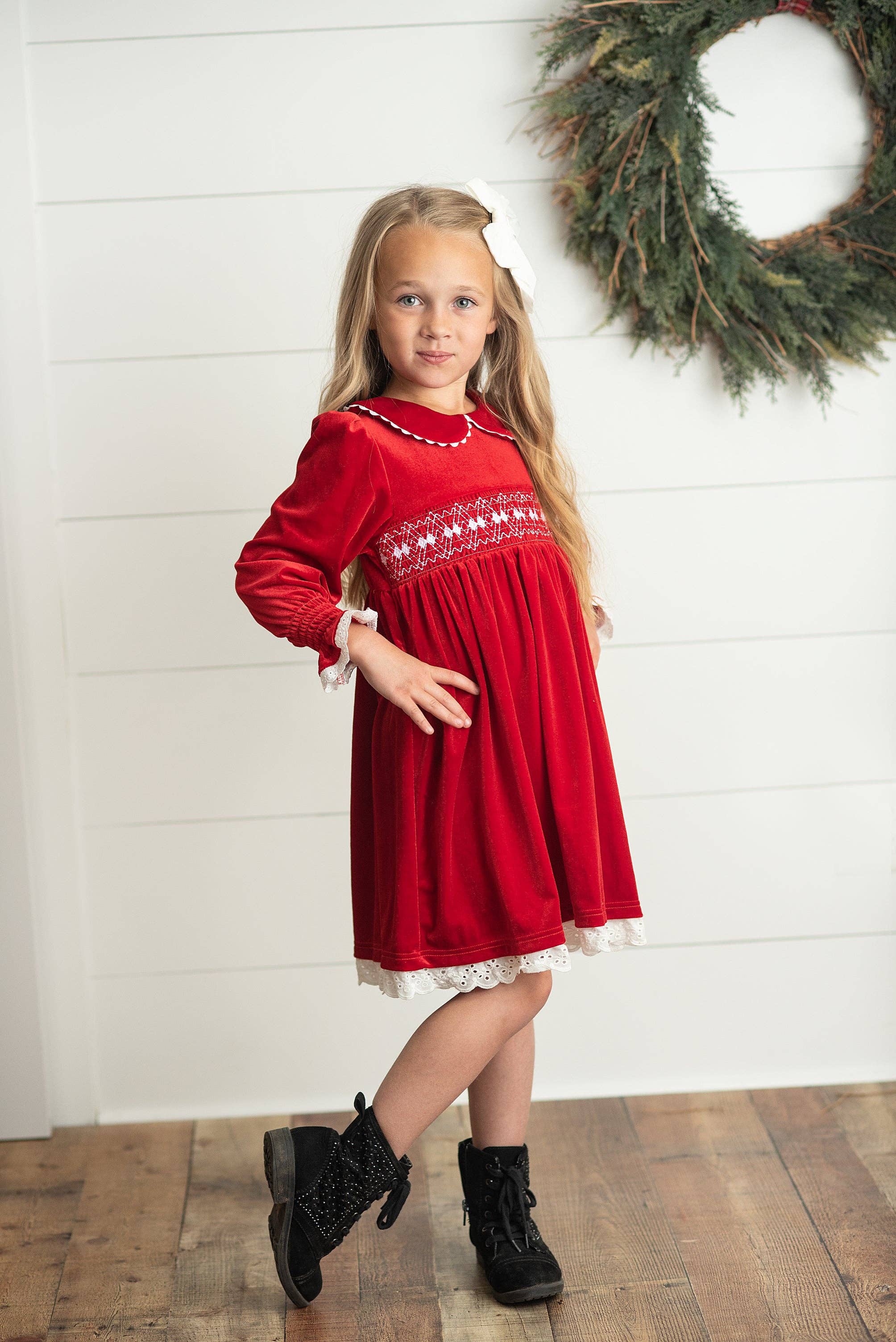 Wren & James - Vente Robe – enfant - Robe de vacances d'hiver Peter Pan en velours rouge en dentelle smockée pour enfants3