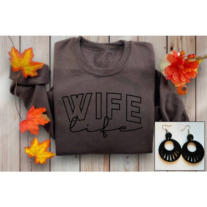 Wife Life Donkere Chocolade Gildan Grafische Sweater voor wholesale door Southern Attitude Designs Inc