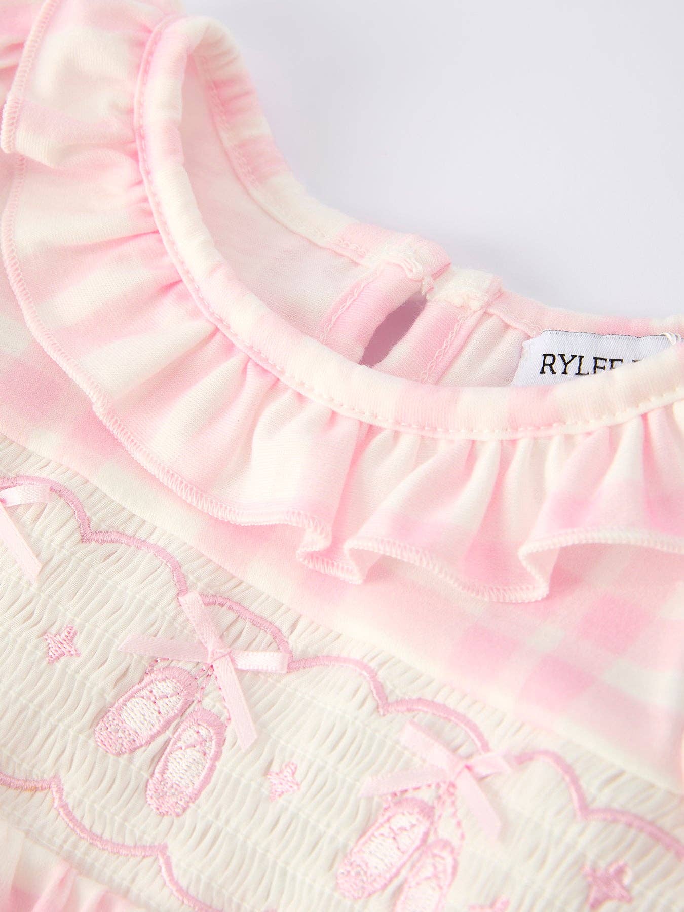 Rylee Faith Designs – Großhandel Body (ohne Füße) – Baby – Rosa kariertes Rüschen-Ballettschuh-Stickerei-Langarm-Strampler2