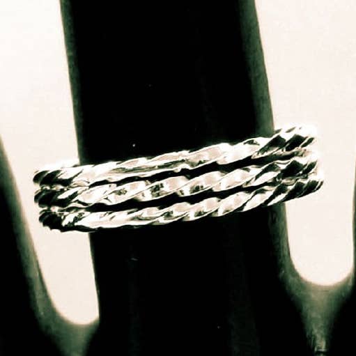 Anello simbolo Roma Twist in argento per la vendita all'ingrosso da parte di Costello International