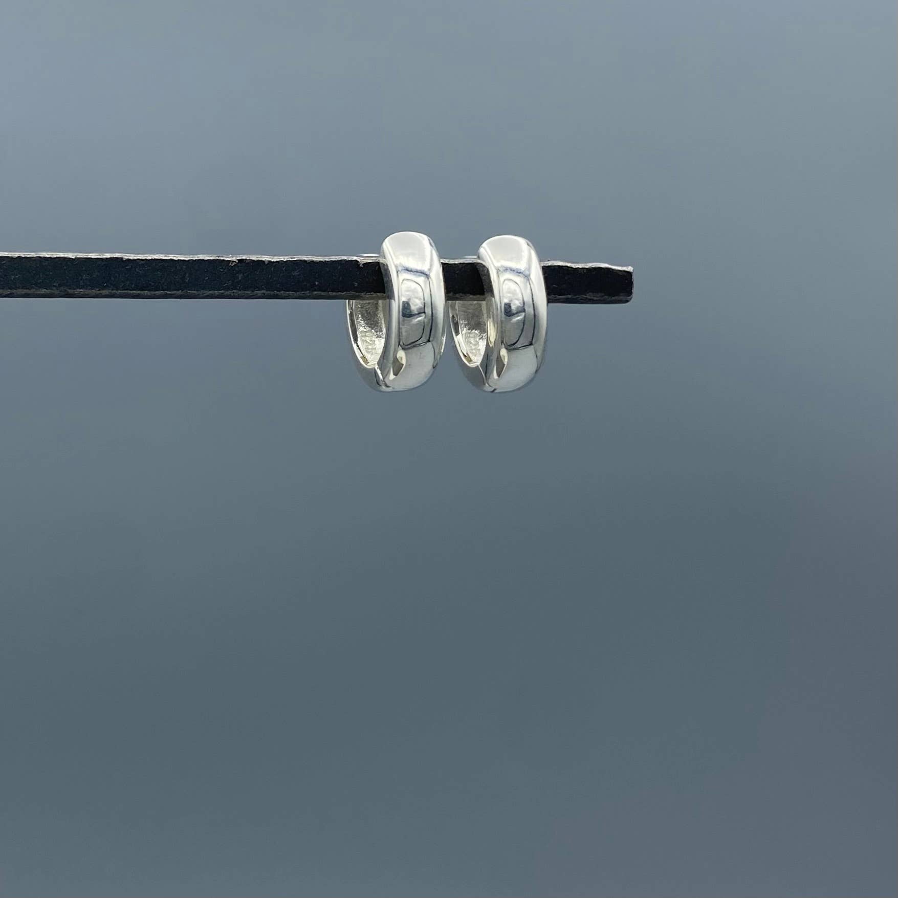 Something Silver - Vendita all'ingrosso Orecchini a cerchietto - Chubby Clicker Huggie Hoops2