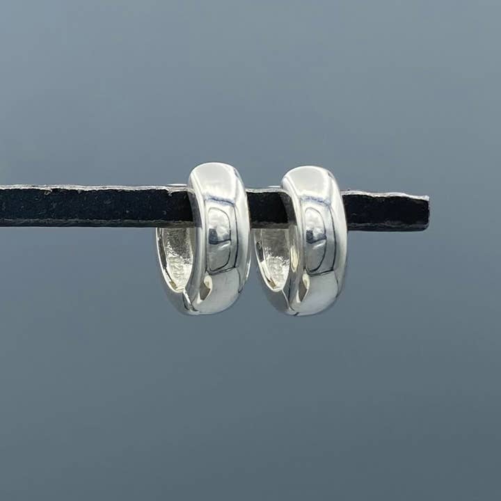 Something Silver - Vendita all'ingrosso Orecchini a cerchietto - Chubby Clicker Huggie Hoops2