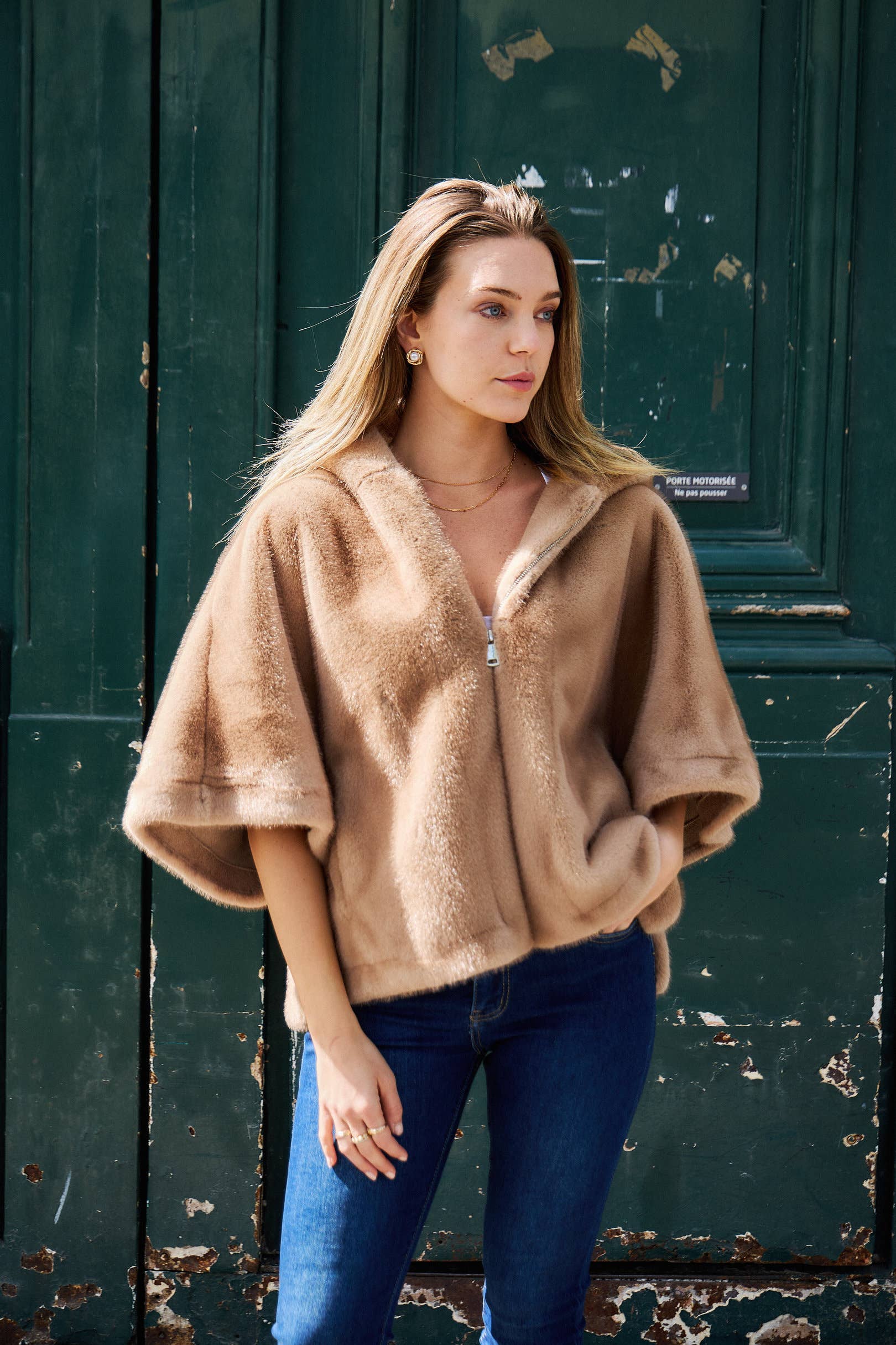 Giovanni Paris - Vendita all'ingrosso Pelliccia/Pelliccia sintetica - Donna - Mantella Alizée con cappuccio in ecopelliccia11