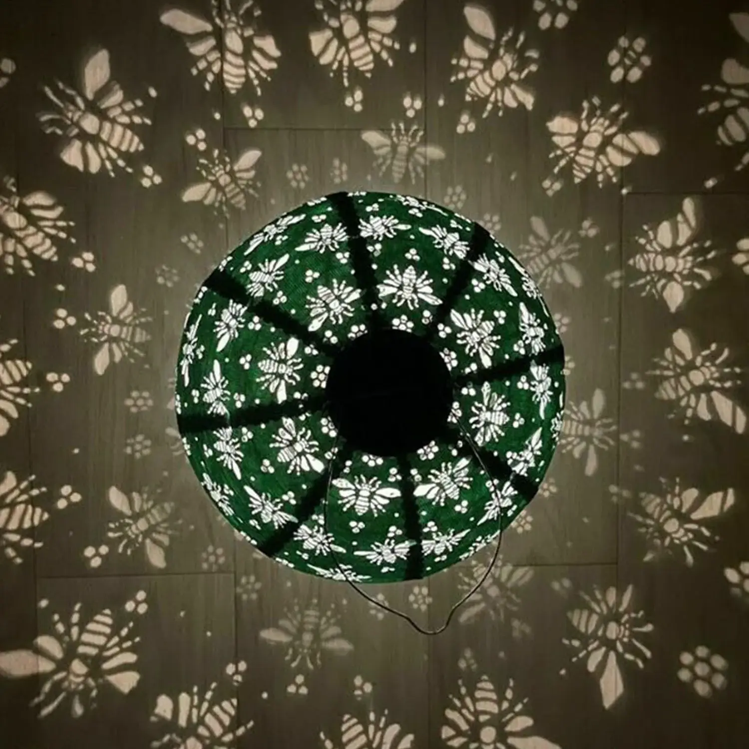 Delicious Designs Ltd - Wholesale Lantern - Solar Lantern - Green Bees 30cm2