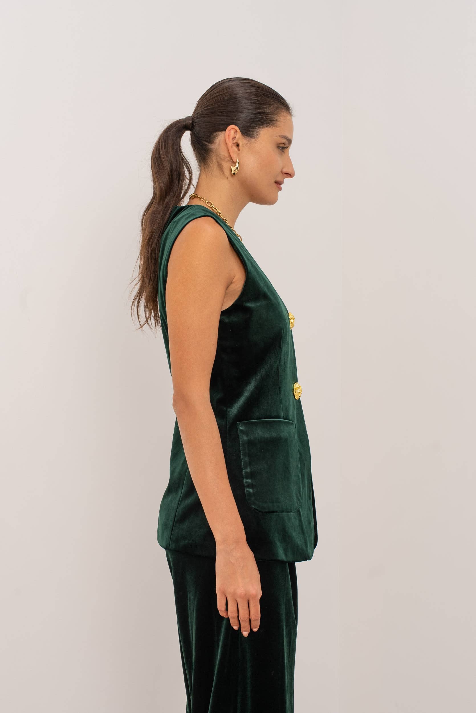 Attentif Paris – Engroshandel Habitvest – til kvinder – Lang velourvest med guldknapper25