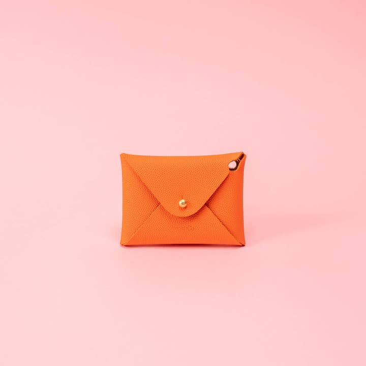 Porte-cartes en cuir grainé orange clémentine pour la vente par Avryn Co.