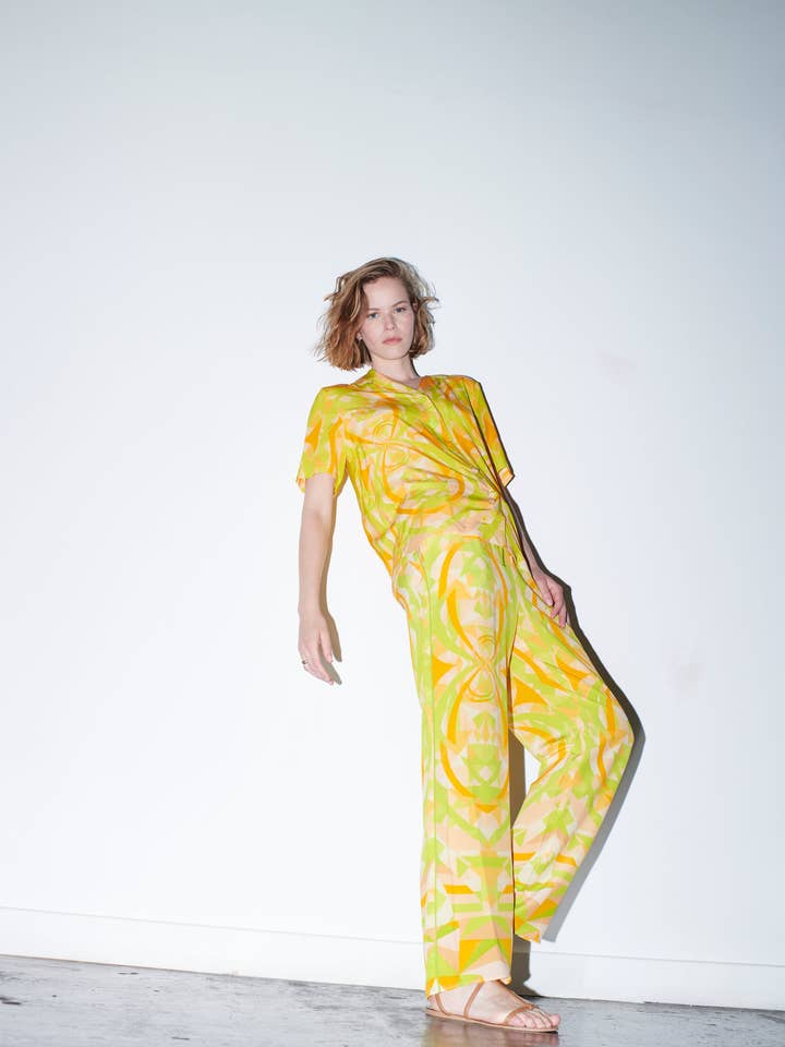 Pantalón POLARIS con estampado caleidoscopio amarillo, melocotón y lima para venta al por mayor de Sofair