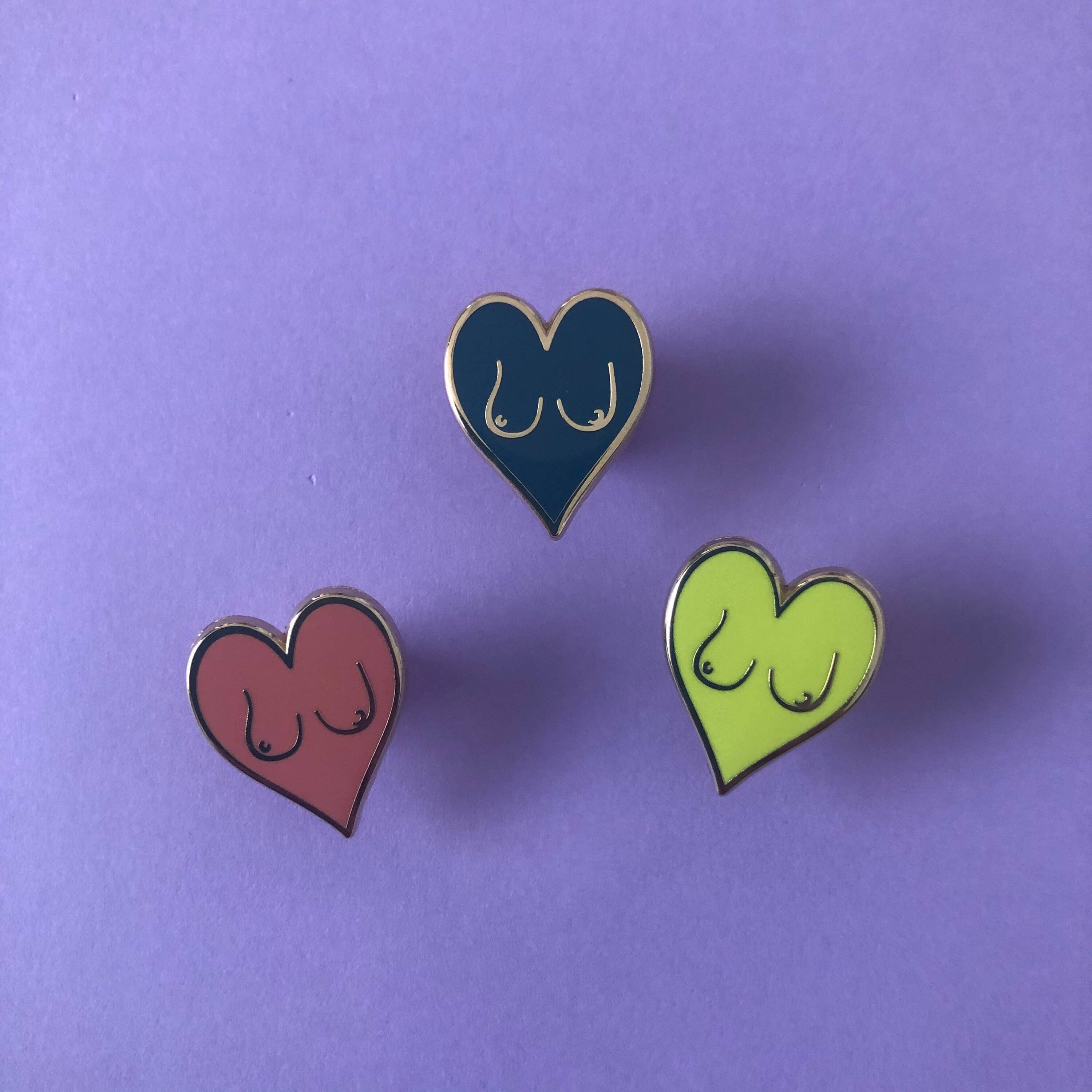 Roshni Desai & Things – Großhandel Anstecker/Button – Boobs Pin Anstecker Brust Herz Emaille in Gold, verschiedene Farben1