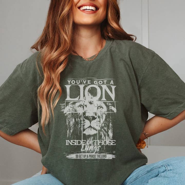 Leone Dentro Quei Polmoni Moss Christian Tee per la vendita all'ingrosso da parte di Never Lose Hope Designs