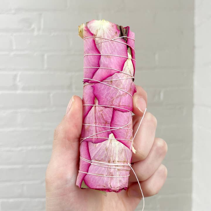 Liten vinterblush rosenblad och eukalyptusbunt för wholesale av Catherine Rising