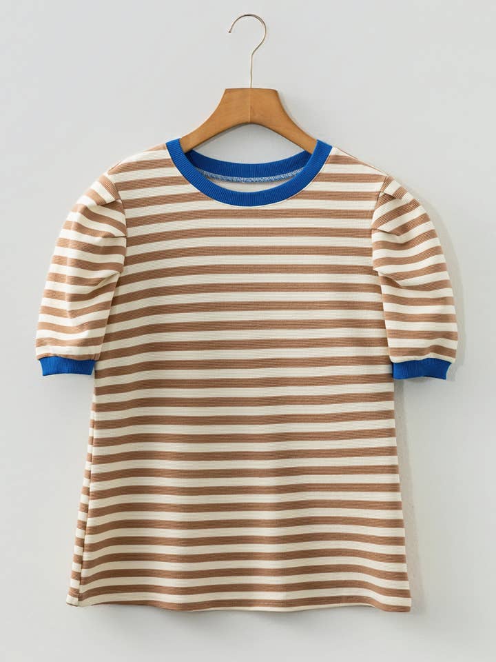 Braun gestreiftes T-Shirt mit kurzen Puffärmeln, Kontrastbesatz und Rundhalsausschnitt. für den Großhandel von Sweet Lover Fashion